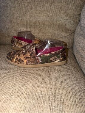 Women’s BOBS by Skechers Pink Camo Slip-Ons w/dual density memory foam size 9